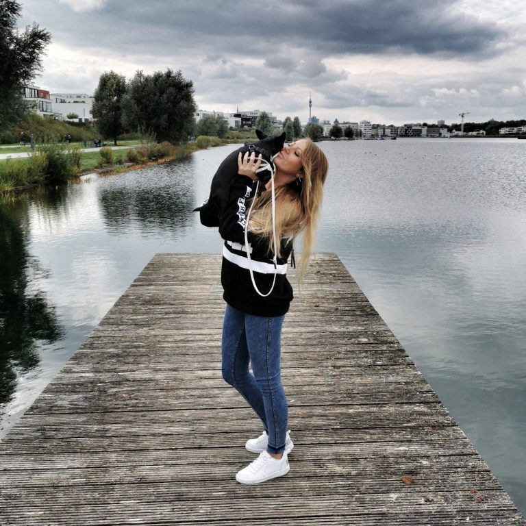 Mensch mit Hund Chihuahua am See