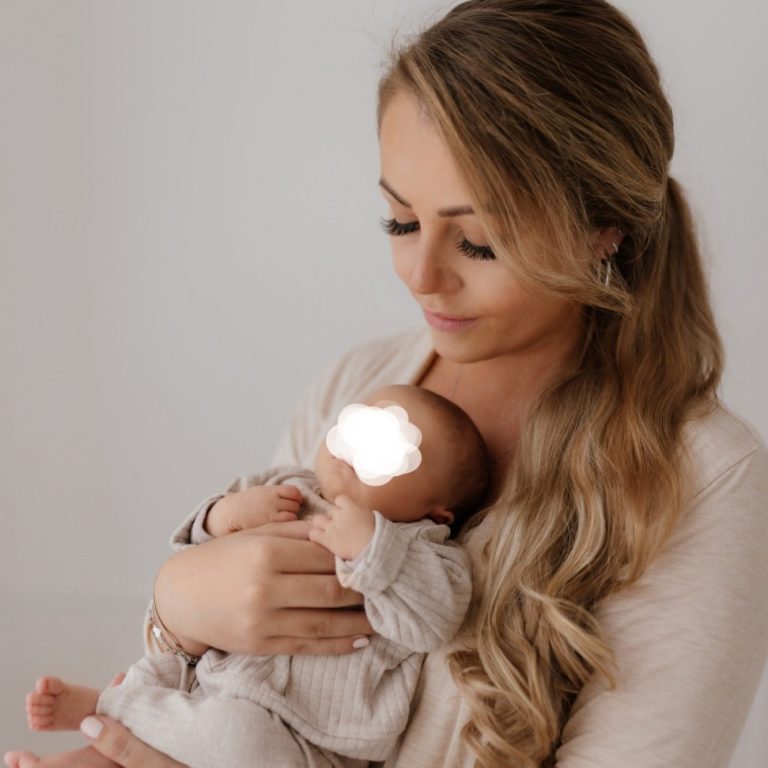 Mensch mit Hund Chihuahua am See